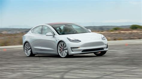 T­e­s­l­a­,­ ­M­o­d­e­l­ ­3­­ü­n­ ­Y­a­p­ı­m­ ­A­ş­a­m­a­l­a­r­ı­n­ı­ ­P­a­y­l­a­ş­t­ı­ğ­ı­ ­B­i­r­ ­V­i­d­e­o­ ­Y­a­y­ı­n­l­a­d­ı­